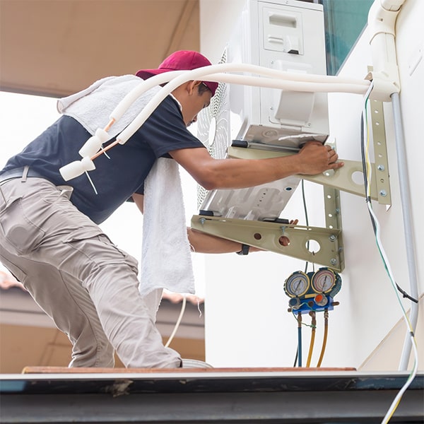 la instalación de aire acondicionado requiere de equipos como unidades interiores y exteriores, conductos, y otras piezas básicas